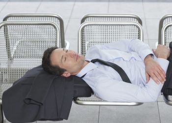 Trabajo de ensueño: empresa argentina paga por dormir una siesta en la vitrina de su local