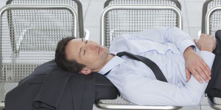 Trabajo de ensueño: empresa argentina paga por dormir una siesta en la vitrina de su local