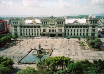 Trabajos de mejoramiento en Parque Centenario continúan
