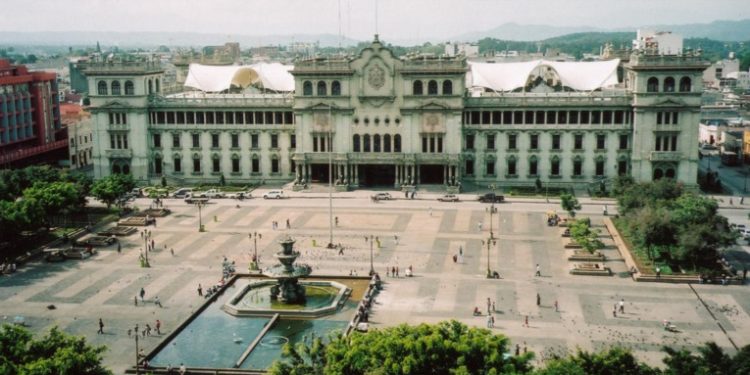 Trabajos de mejoramiento en Parque Centenario continúan