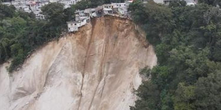 Tragedia en la Zona 3 Capitalina: Deslizamiento de tierra deja seis personas desaparecidas