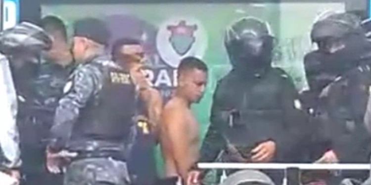 Transeúntes golpean a presuntos asaltantes en la zona 9 capitalina