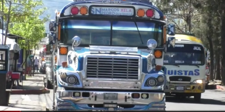 Transportistas amenazan con alza al pasaje