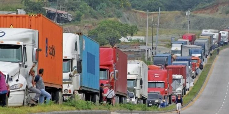 Transportistas de carga anuncian aumento del 16% en sus tarifas por alto costo de combustibles