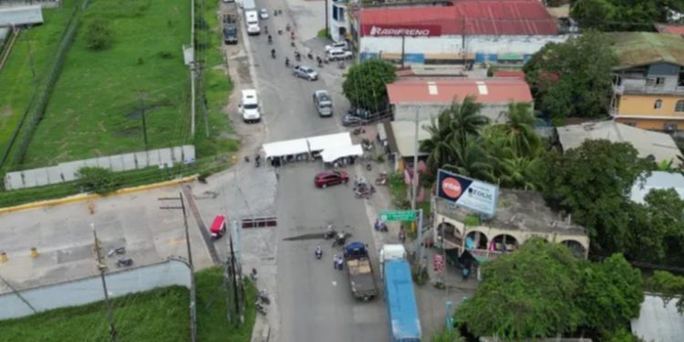 Transportistas de carga pesada continúan paro en Puerto Barrios por tercer día consecutivo