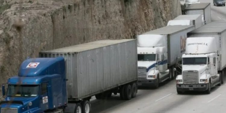 Transportistas de carga piden integrar mesa de diálogo para reparación de la red vial del país