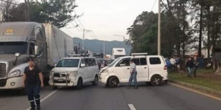 Transportistas de Palín protestan y cierran ruta al Pacífico en San Vicente Pacaya