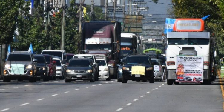 Transportistas de Sololá marchan hacia la Capital exigiendo cambios en el Ministerio Público