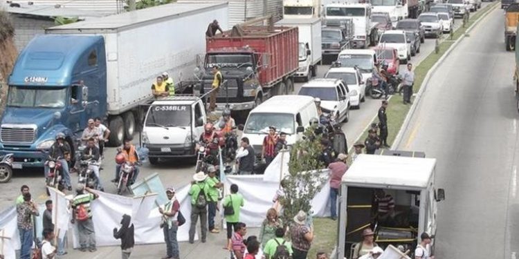 Transportistas esperan resultados de reunión con el gobierno para no continuar con bloqueos