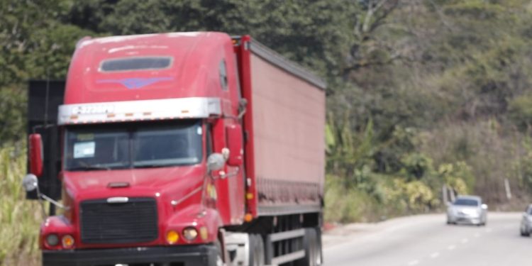 Transportistas guatemaltecos denuncian persistencia de extorsiones a lo largo del país