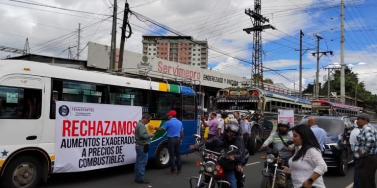 Transportistas llevaron a cabo caravanas de protestas por el alto precio de los combustibles