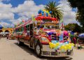 Transportistas mantienen viva la tradición de decorar sus vehículos para celebrar a San Cristóbal