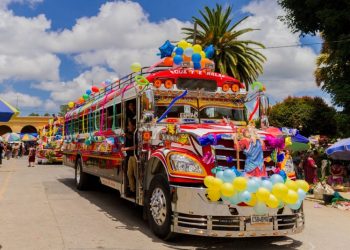 Transportistas mantienen viva la tradición de decorar sus vehículos para celebrar a San Cristóbal