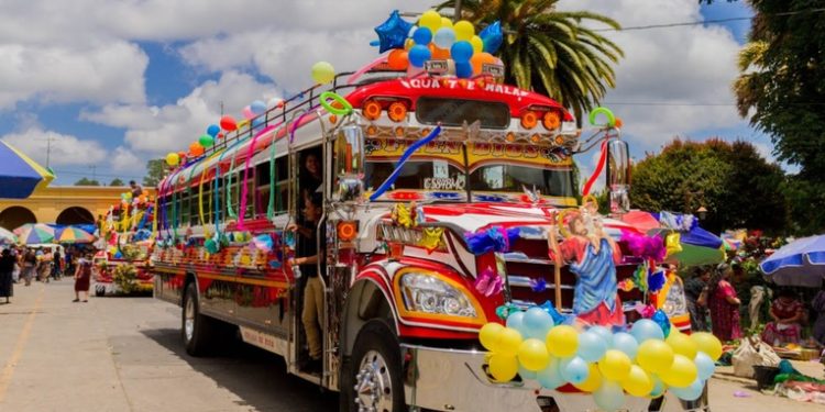 Transportistas mantienen viva la tradición de decorar sus vehículos para celebrar a San Cristóbal