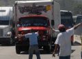 Transportistas pesados se unen a las protestas y negocian paso programado