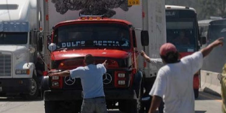 Transportistas pesados se unen a las protestas y negocian paso programado