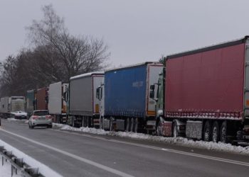Transportistas polacos desbloquean frontera con Ucrania