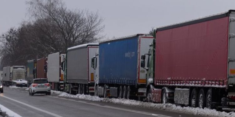 Transportistas polacos desbloquean frontera con Ucrania