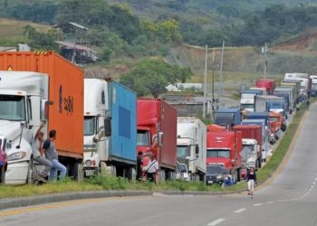 Transportistas rechazan los altos precios de los combustibles en el paí­s