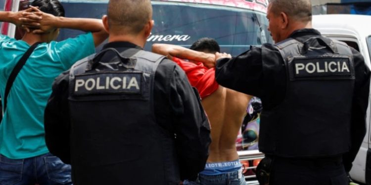 Tras arrestar a más de 14.000 presuntos pandilleros, El Salvador construirá más cárceles