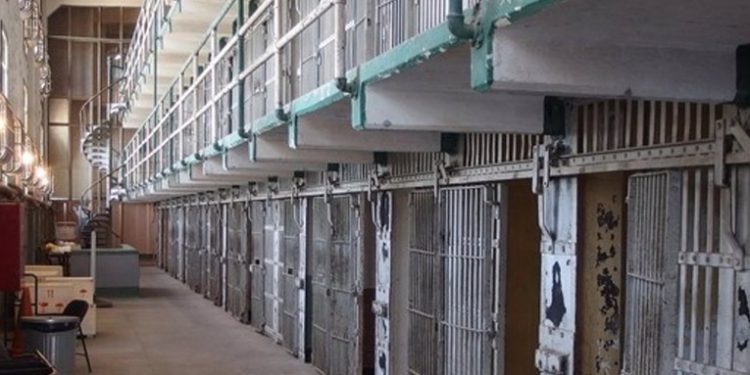 Tras fuga de cuatro reos, Gobernación refuerza seguridad con grilletes para detenidos peligrosos