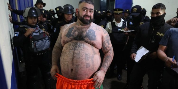 Trasladan a líderes de pandillas a prisión de máxima seguridad