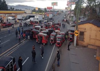 Transportistas bloquean carreteras en diferentes puntos del paí­s