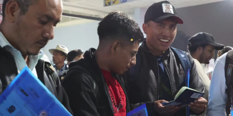 Trece guatemaltecos viajan a EE. UU. con visas temporales para empleo agrícola