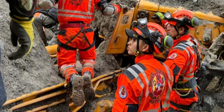 Tres cuerpos recuperados y búsqueda de 4 desaparecidos continúa tras deslizamiento en Quiché