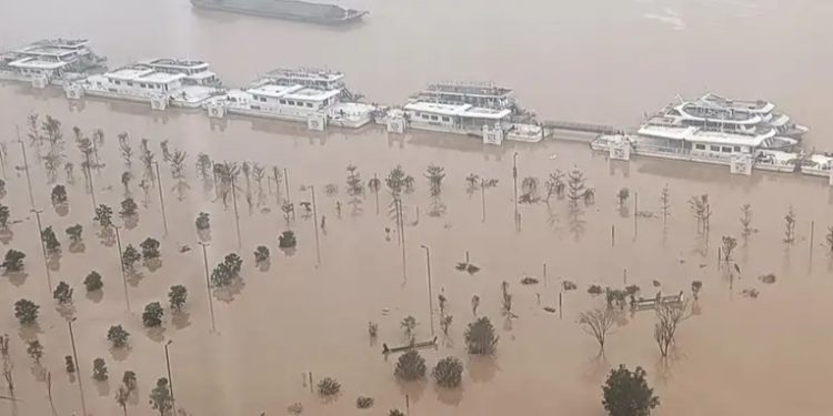 Tres muertos y 11 desaparecidos tras lluvias en China