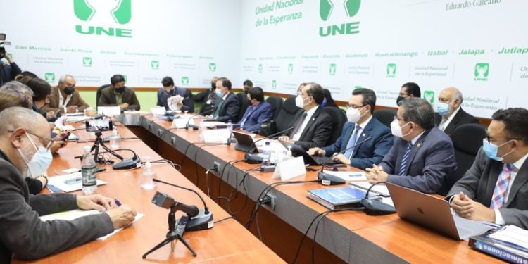 Tribunal de Alta Verapaz otorga amparo provisional a la UNE que busca reactivar sus asambleas