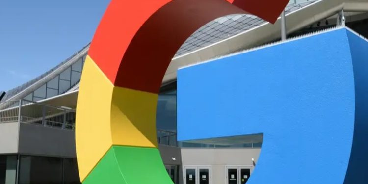 Tribunal europeo multa a Google con 2.400 millones de euros