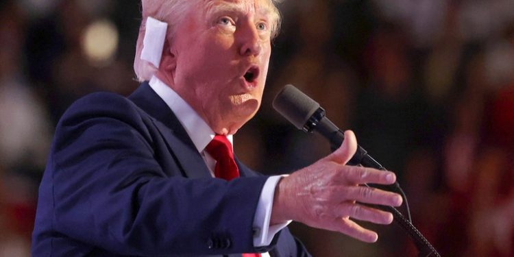 Trump acusa a Bukele de enviar criminales a EE.UU. y mentir al respecto