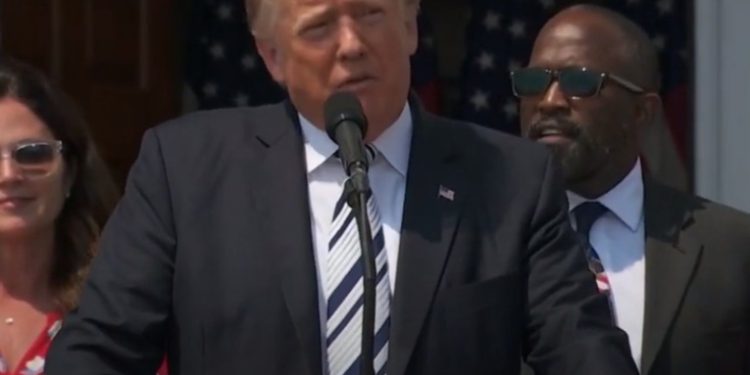 Trump anuncia demanda en contra de Facebook, Twitter y Google