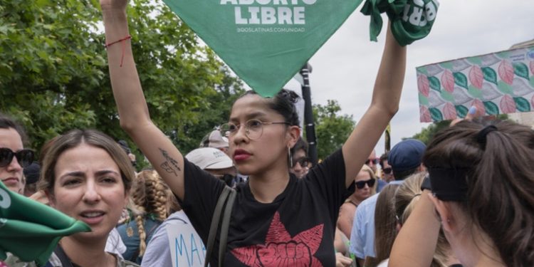 Trump aplaude la revocación del derecho constitucional al aborto en EE.UU.