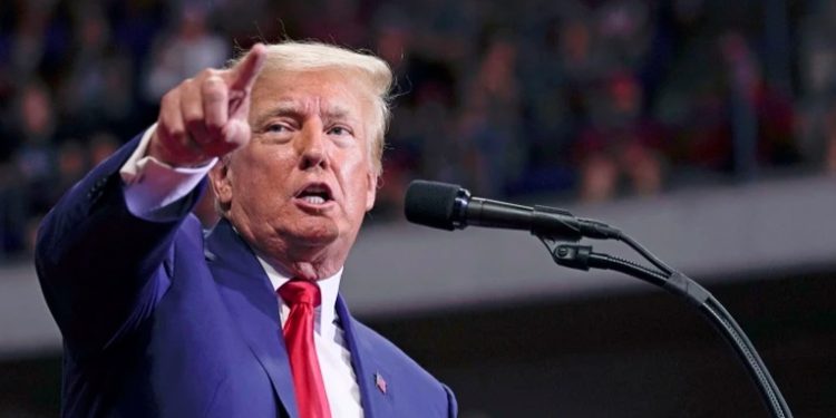 Trump demanda a la CNN por difamación