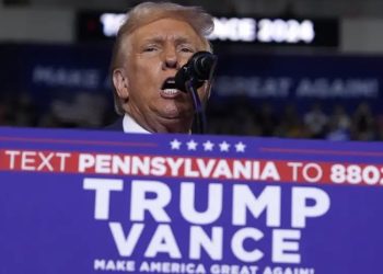 Trump divaga en mitin entre economía e insultos personales