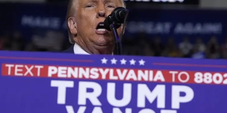 Trump divaga en mitin entre economía e insultos personales