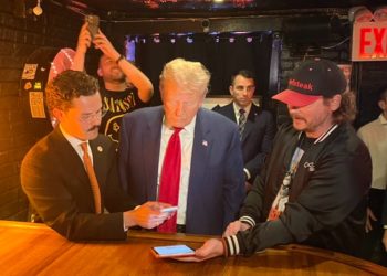 Trump el primer expresidente en pagar con bitcoines compra y reparte hamburguesas en un barDonald Trump se convirtió este miércoles