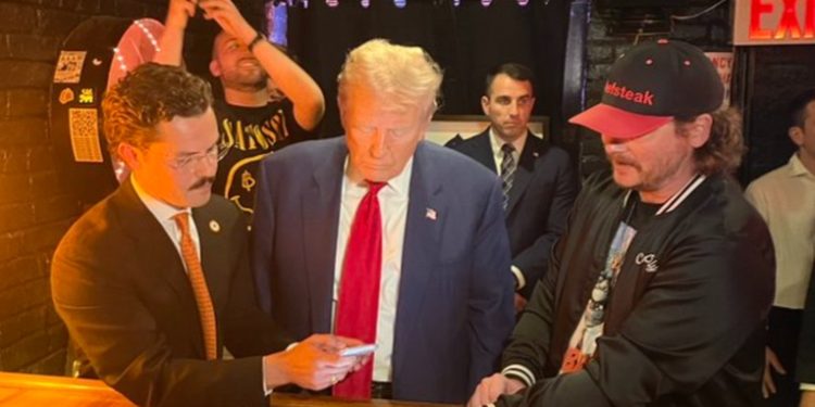 Trump el primer expresidente en pagar con bitcoines compra y reparte hamburguesas en un barDonald Trump se convirtió este miércoles