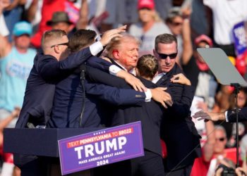 Trump está a salvo tras incidente en un acto de campaña: Servicio Secreto