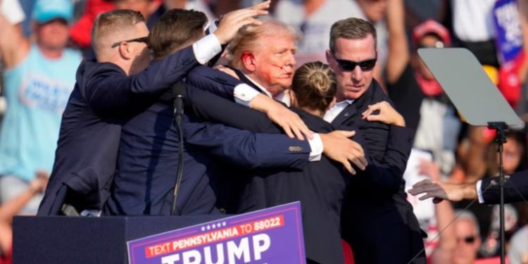 Trump está a salvo tras incidente en un acto de campaña: Servicio Secreto