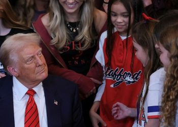 Trump firma una orden para prohibir que las mujeres trans participen en competiciones deportivas femeninas