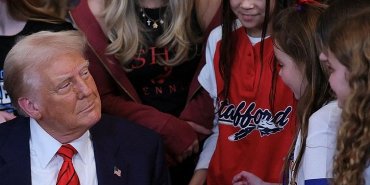 Trump firma una orden para prohibir que las mujeres trans participen en competiciones deportivas femeninas