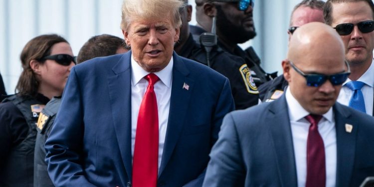 Trump llega a corte federal de Miami para ser encausado en histórico proceso