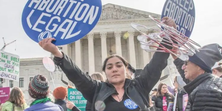 'Trump pone en riesgo a mujeres con su postura sobre aborto'