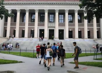 Trump prohíbe a Harvard inscribir a estudiantes extranjeros