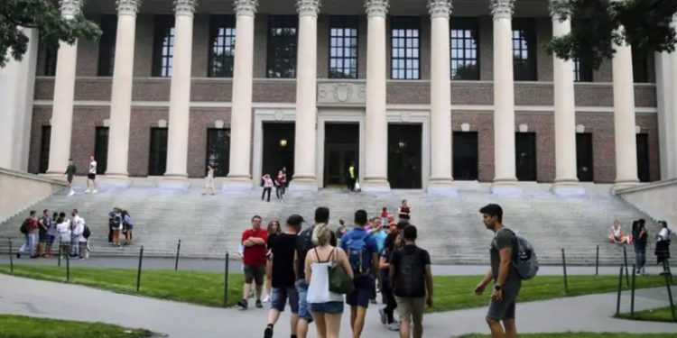Trump prohíbe a Harvard inscribir a estudiantes extranjeros