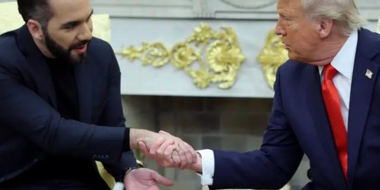 Trump recibe a Bukele para afianzar su pacto migratorio