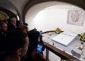 Tumba de Benedicto XVI abre a visitantes en la cripta vaticana